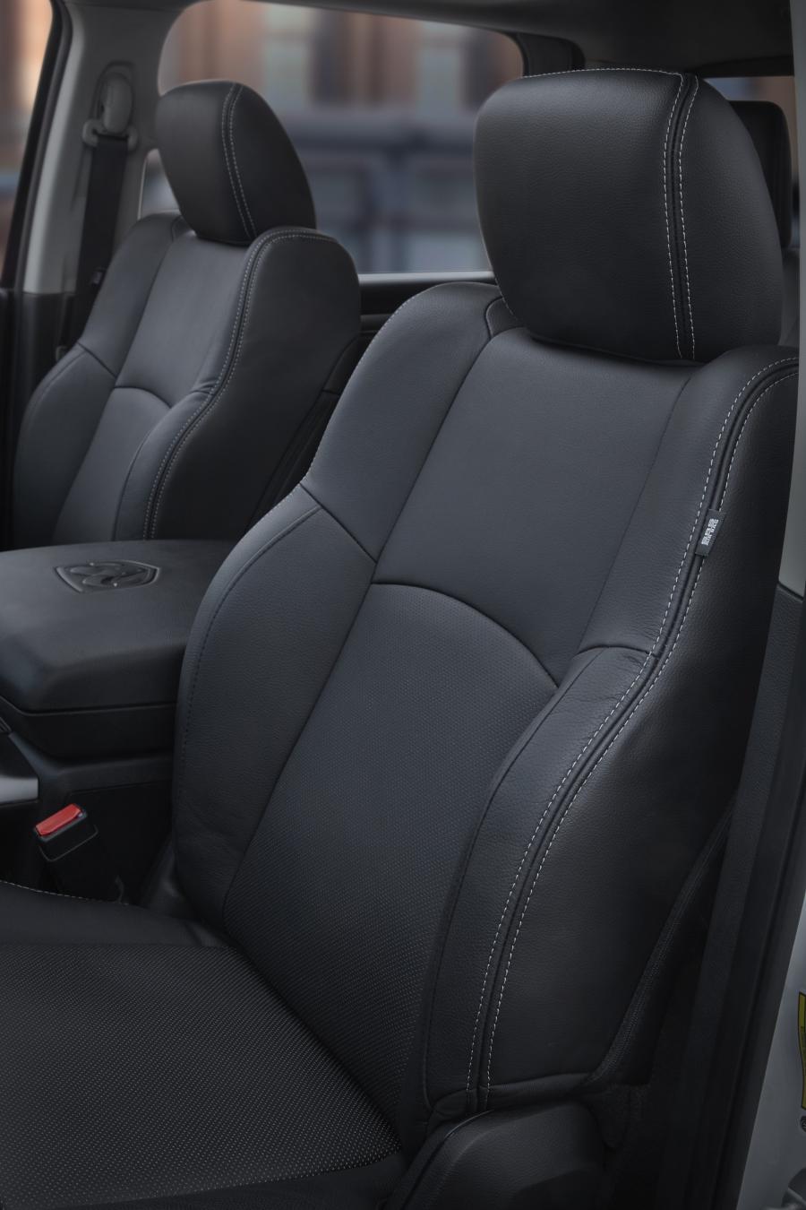 Интерьер Dodge Ram 3500 Sport Night Crew Cab 2017 года  (фото 5 из 9)
